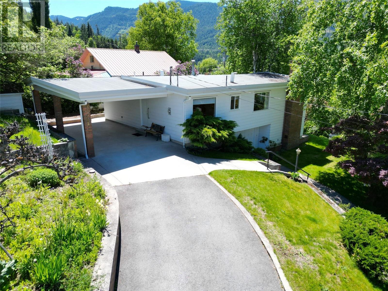402 Beasley Street, Nelson, British Columbia  V1L 5M7 - Photo 3 - 10349458