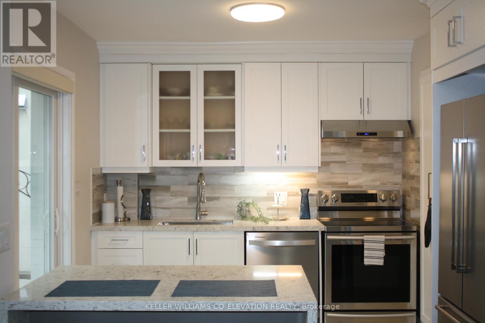 23 Humbervale Boulevard, Toronto, Ontario  M8Y 3P3 - Photo 10 - W12184210