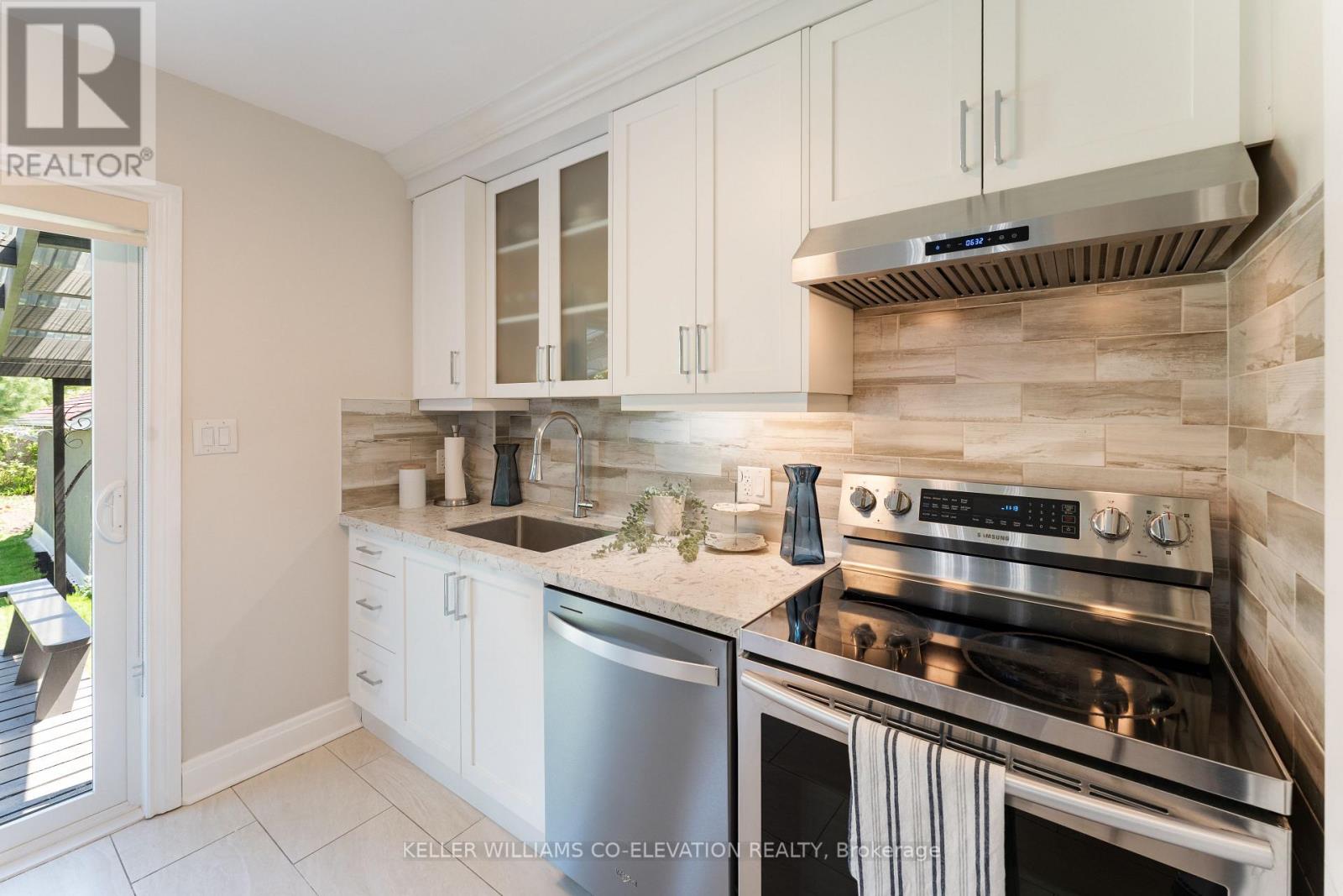 23 Humbervale Boulevard, Toronto, Ontario  M8Y 3P3 - Photo 13 - W12184210