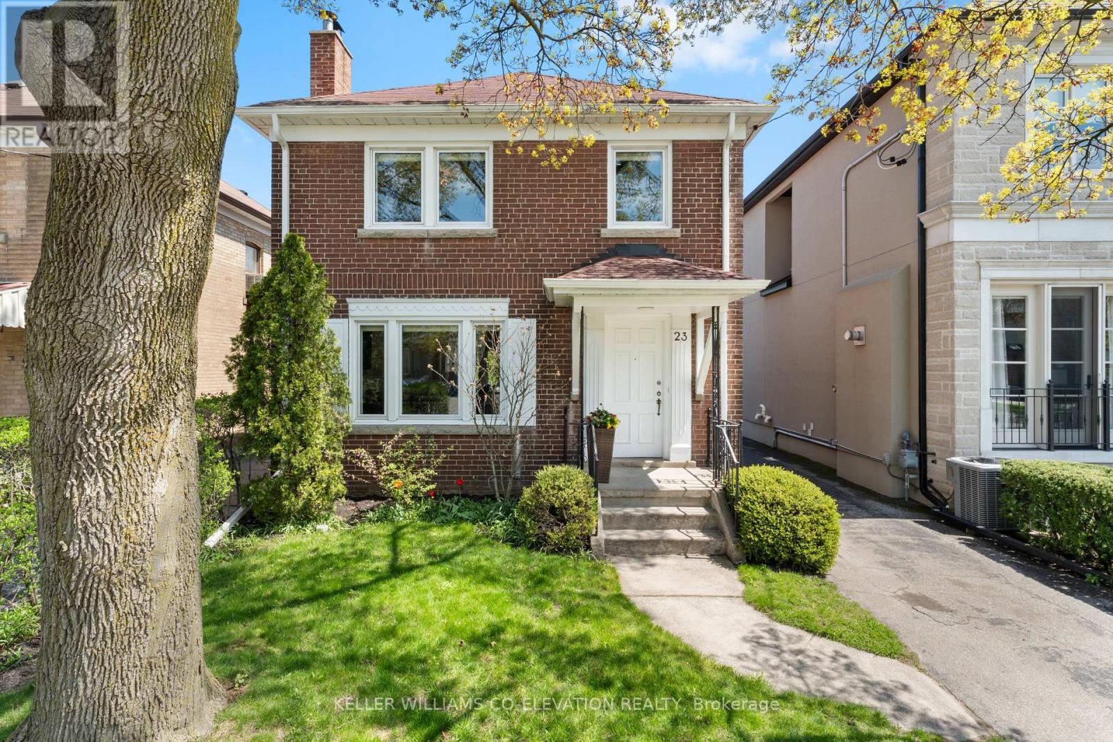 23 Humbervale Boulevard, Toronto, Ontario  M8Y 3P3 - Photo 2 - W12184210