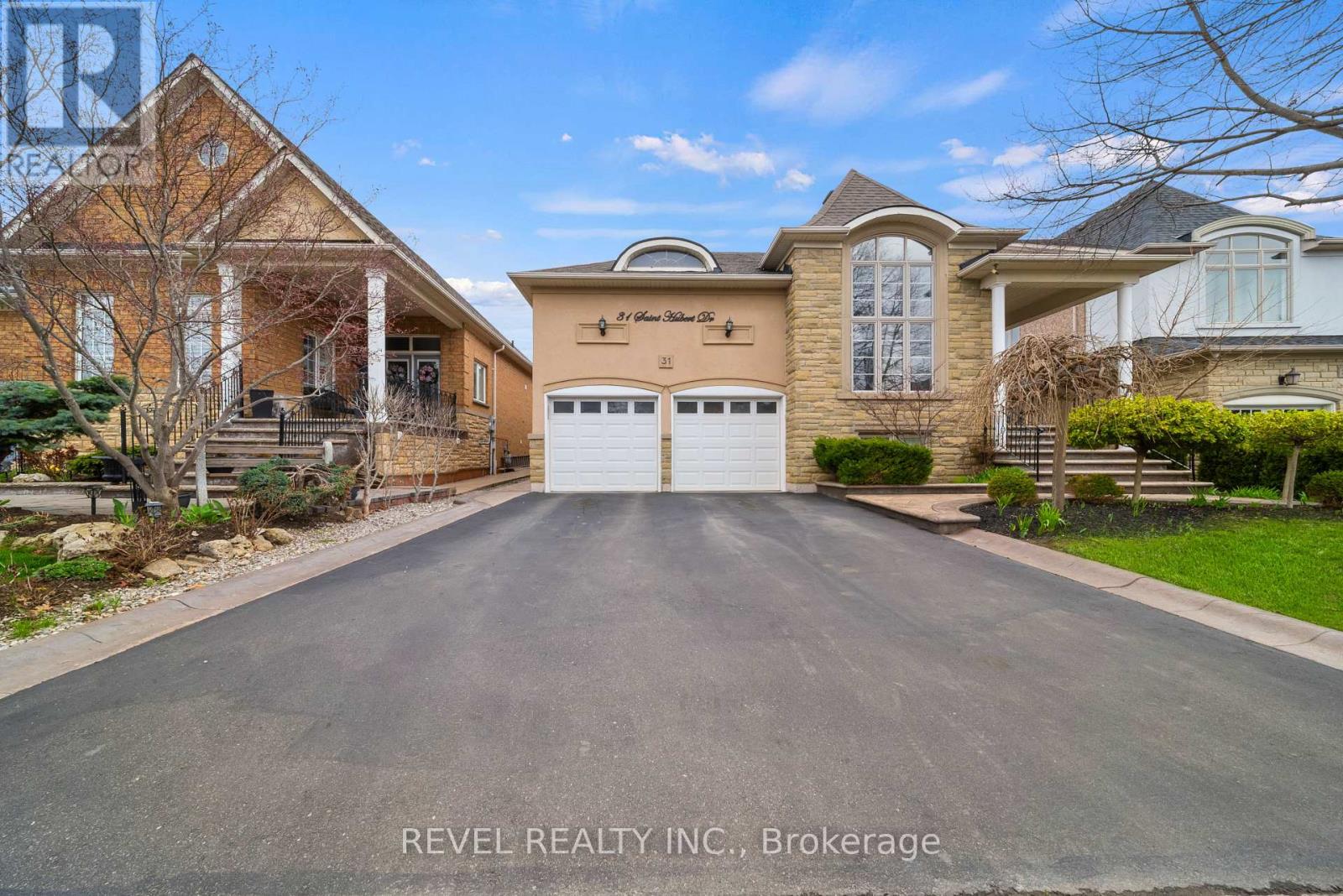 31 Saint Hubert Drive, Brampton (Vales Of Castlemore), Ontario  L6P 1W1 - Photo 2 - W12184262