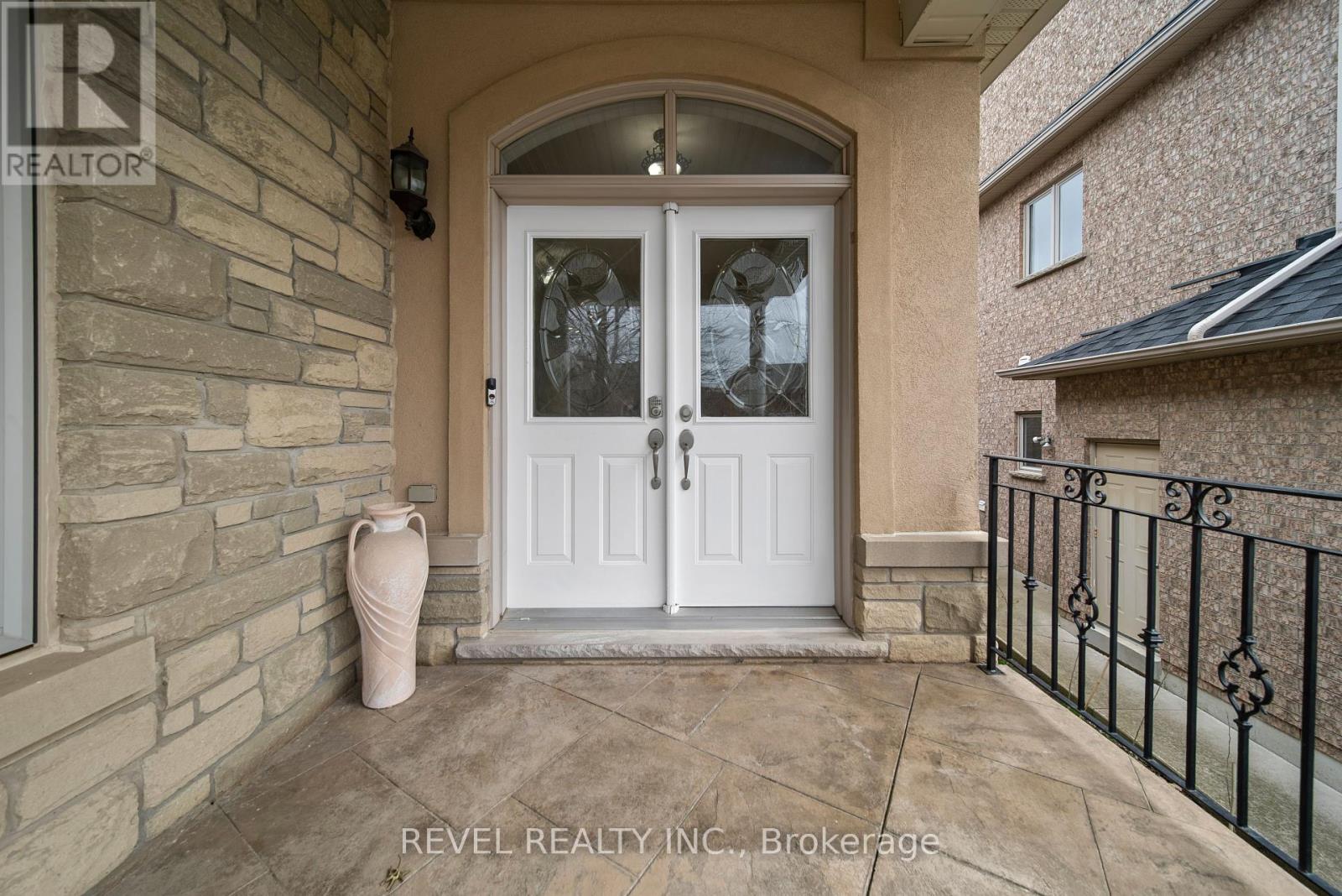 31 Saint Hubert Drive, Brampton (Vales Of Castlemore), Ontario  L6P 1W1 - Photo 5 - W12184262