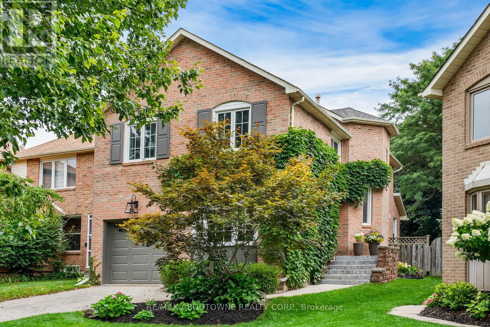 1116 Springbrook Crescent, Oakville (Ga Glen Abbey), Ontario  L6M 2C8 - Photo 4 - W12184308