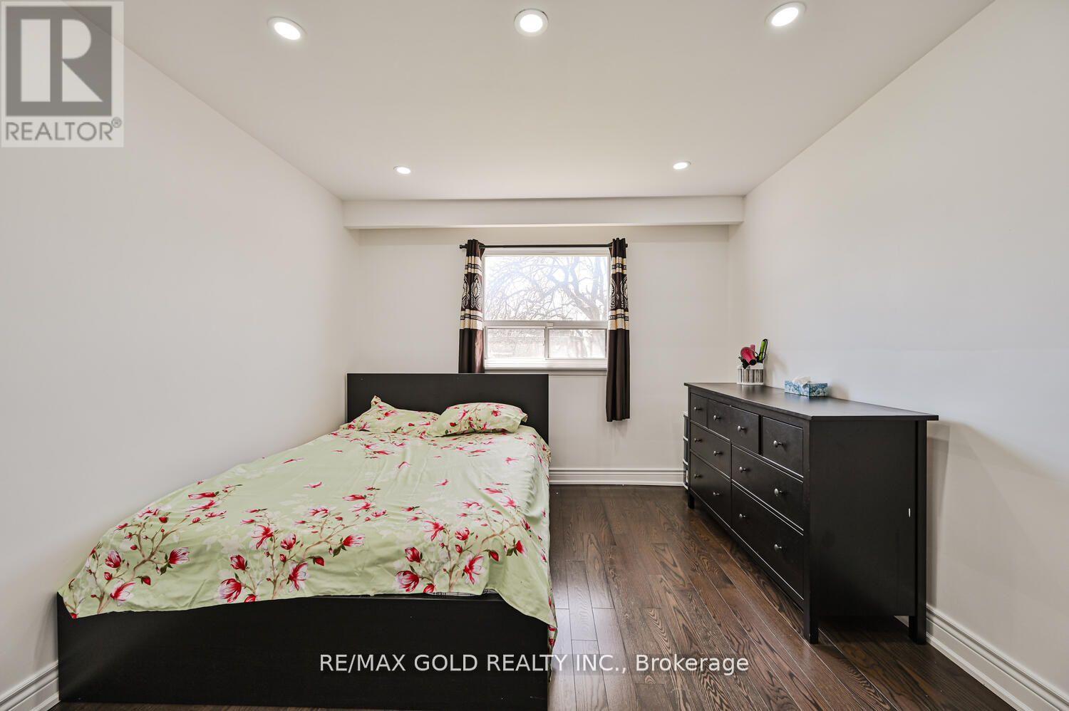 7558 Rockhill Road, Mississauga, Ontario  L4T 2Z7 - Photo 12 - W12184323