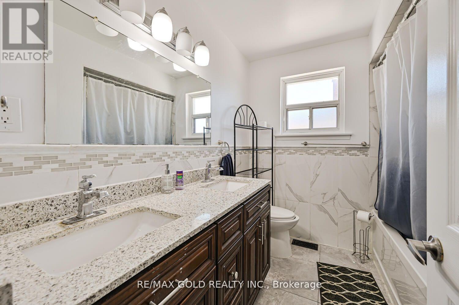7558 Rockhill Road, Mississauga, Ontario  L4T 2Z7 - Photo 16 - W12184323
