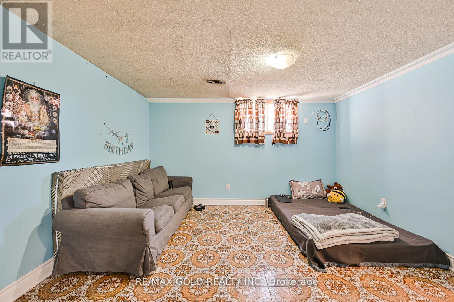 7558 Rockhill Road, Mississauga (Malton), Ontario  L4T 2Z7 - Photo 24 - W12184323