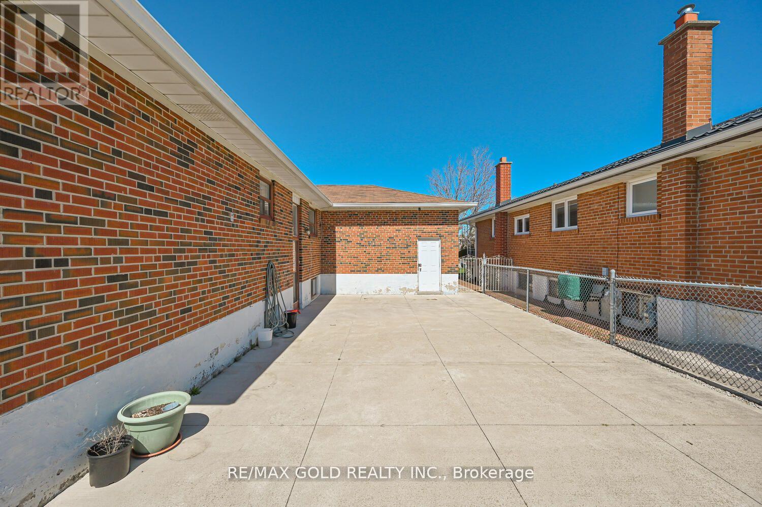 7558 Rockhill Road, Mississauga, Ontario  L4T 2Z7 - Photo 28 - W12184323