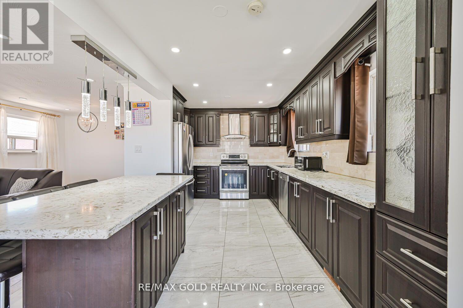 7558 Rockhill Road, Mississauga, Ontario  L4T 2Z7 - Photo 4 - W12184323