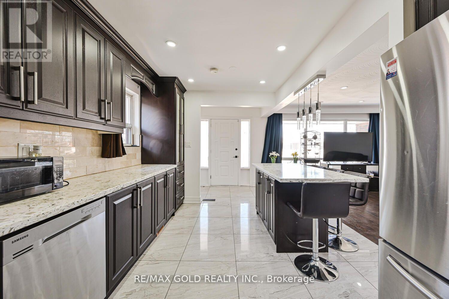 7558 Rockhill Road, Mississauga, Ontario  L4T 2Z7 - Photo 5 - W12184323