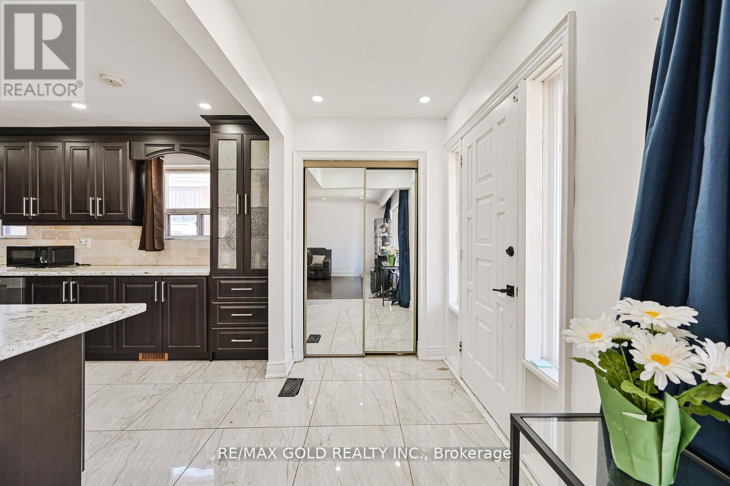 7558 Rockhill Road, Mississauga, Ontario  L4T 2Z7 - Photo 6 - W12184323