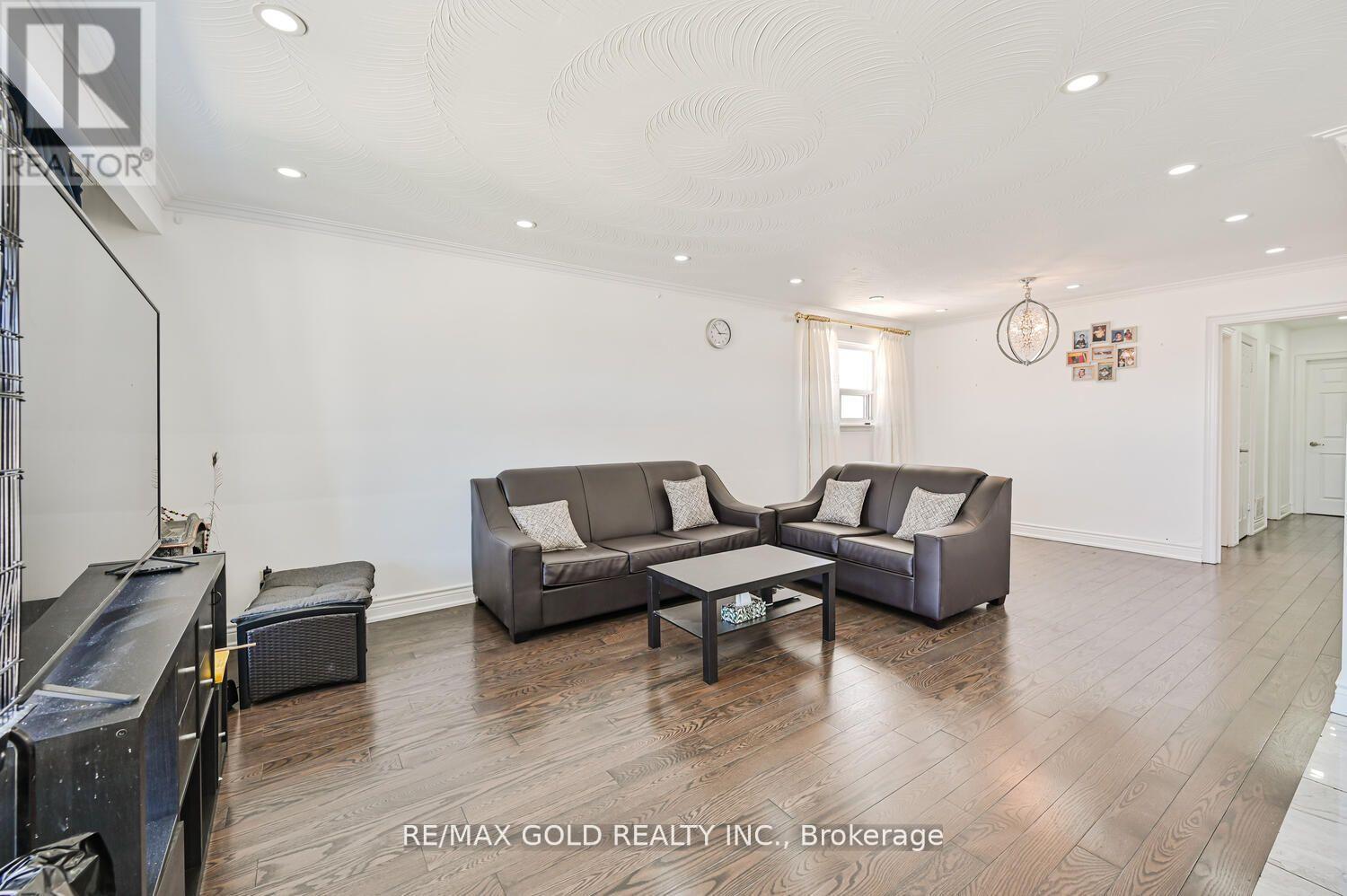 7558 Rockhill Road, Mississauga, Ontario  L4T 2Z7 - Photo 8 - W12184323