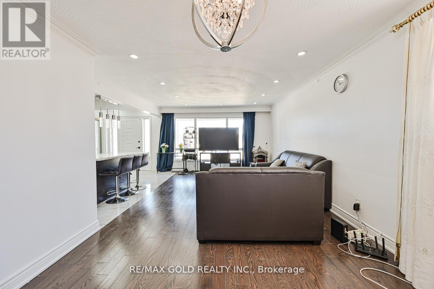 7558 Rockhill Road, Mississauga, Ontario  L4T 2Z7 - Photo 9 - W12184323