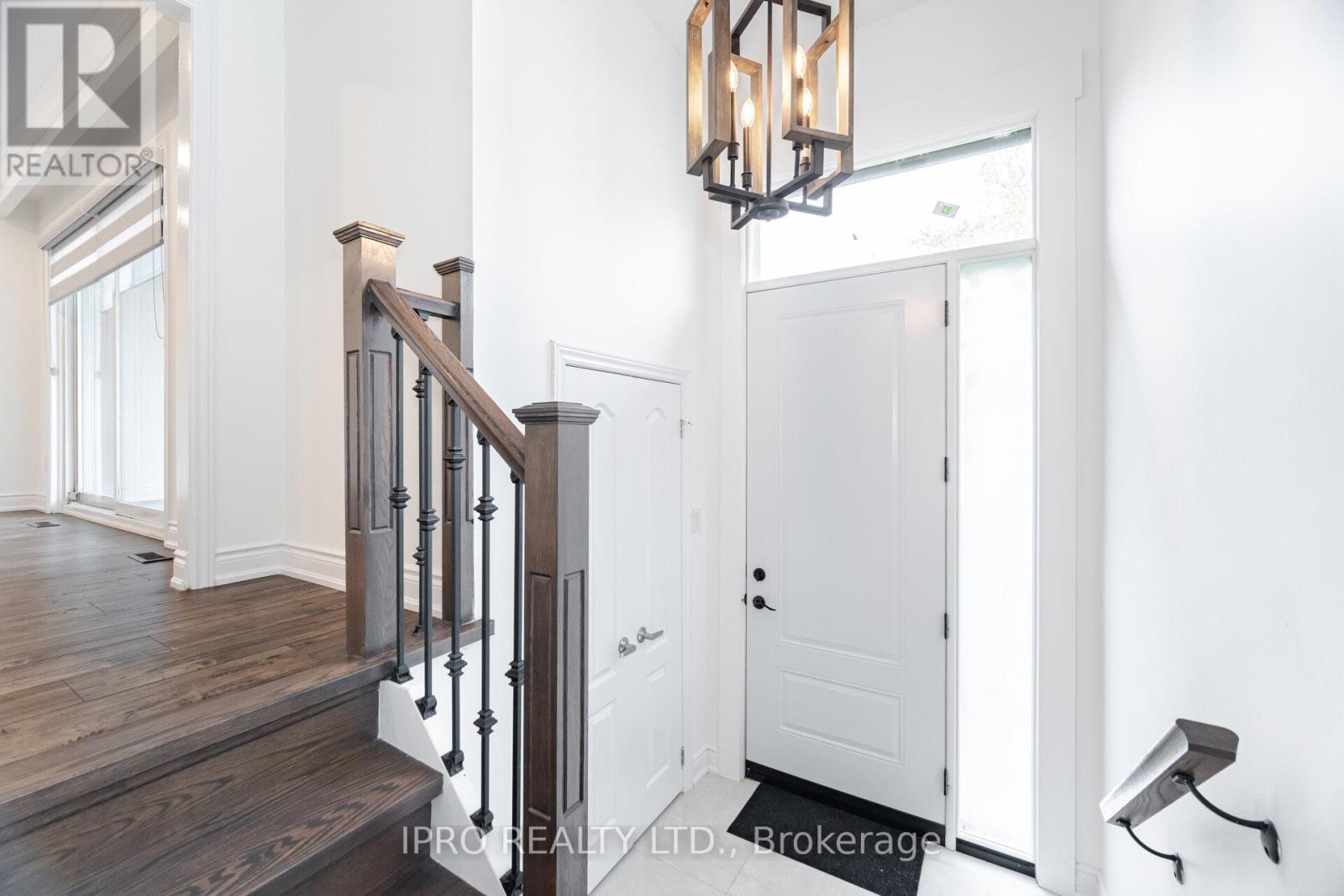 717 Green Meadow Crescent E, Mississauga, Ontario  L5A 2V3 - Photo 6 - W12184338
