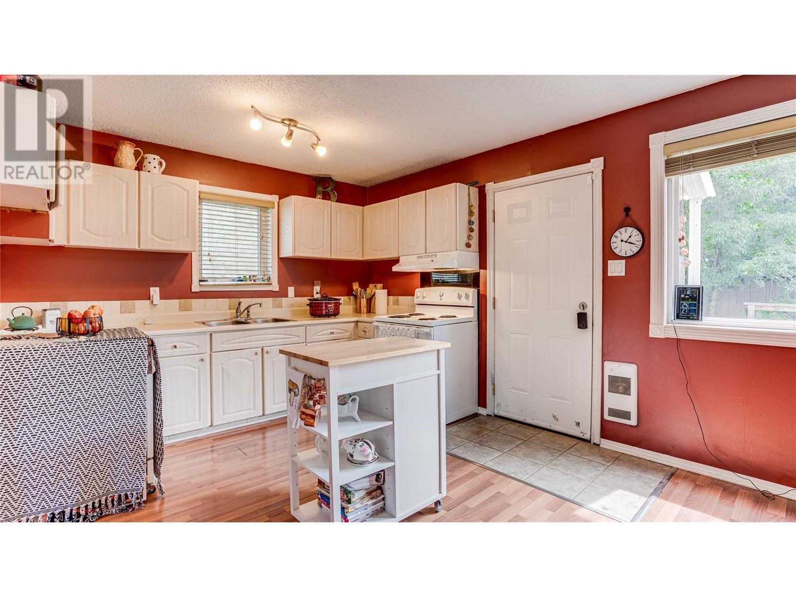 3319 Belaire Drive, Armstrong, British Columbia  V4Y 0K1 - Photo 8 - 10349480