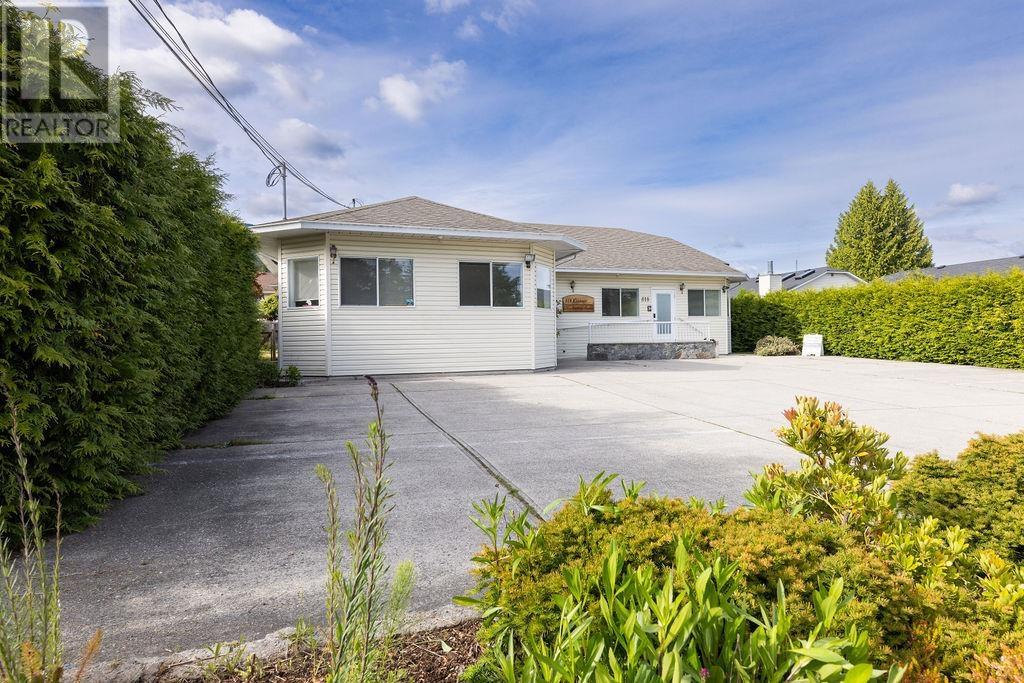818 Kiwanis Way, Gibsons, British Columbia  V0N 1V9 - Photo 2 - C8069586