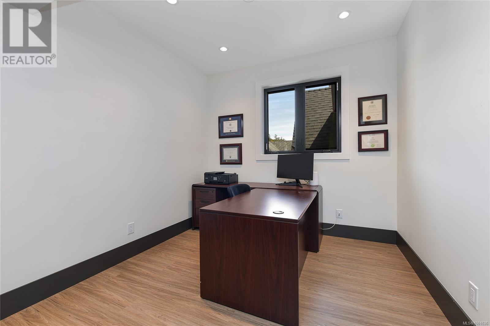Property at 2025 Pinehurst Terr image 5