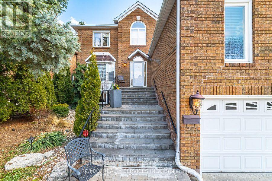 41 Christie Drive, Brampton, Ontario  L6Z 3J6 - Photo 4 - W12178767