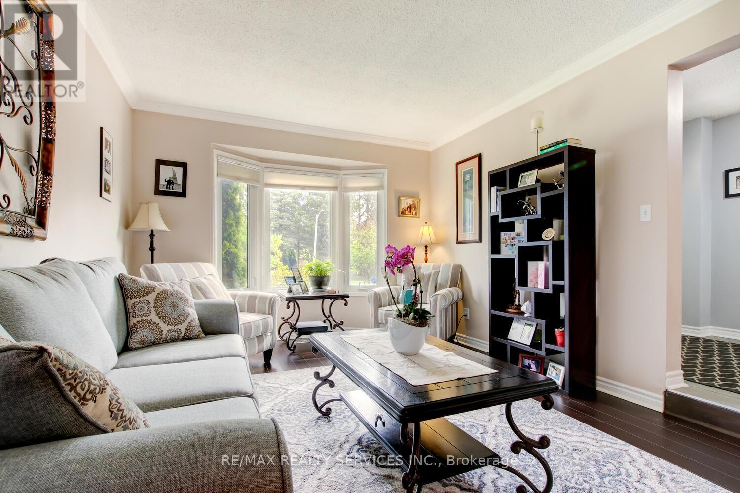 119 Kenpark Avenue, Brampton (Snelgrove), Ontario  L6Z 3J9 - Photo 5 - W12183605