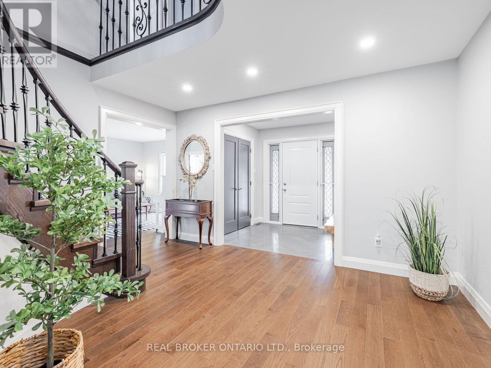 66 Harmony Hill Crescent, Richmond Hill, Ontario  L4C 8Z3 - Photo 4 - N12175037