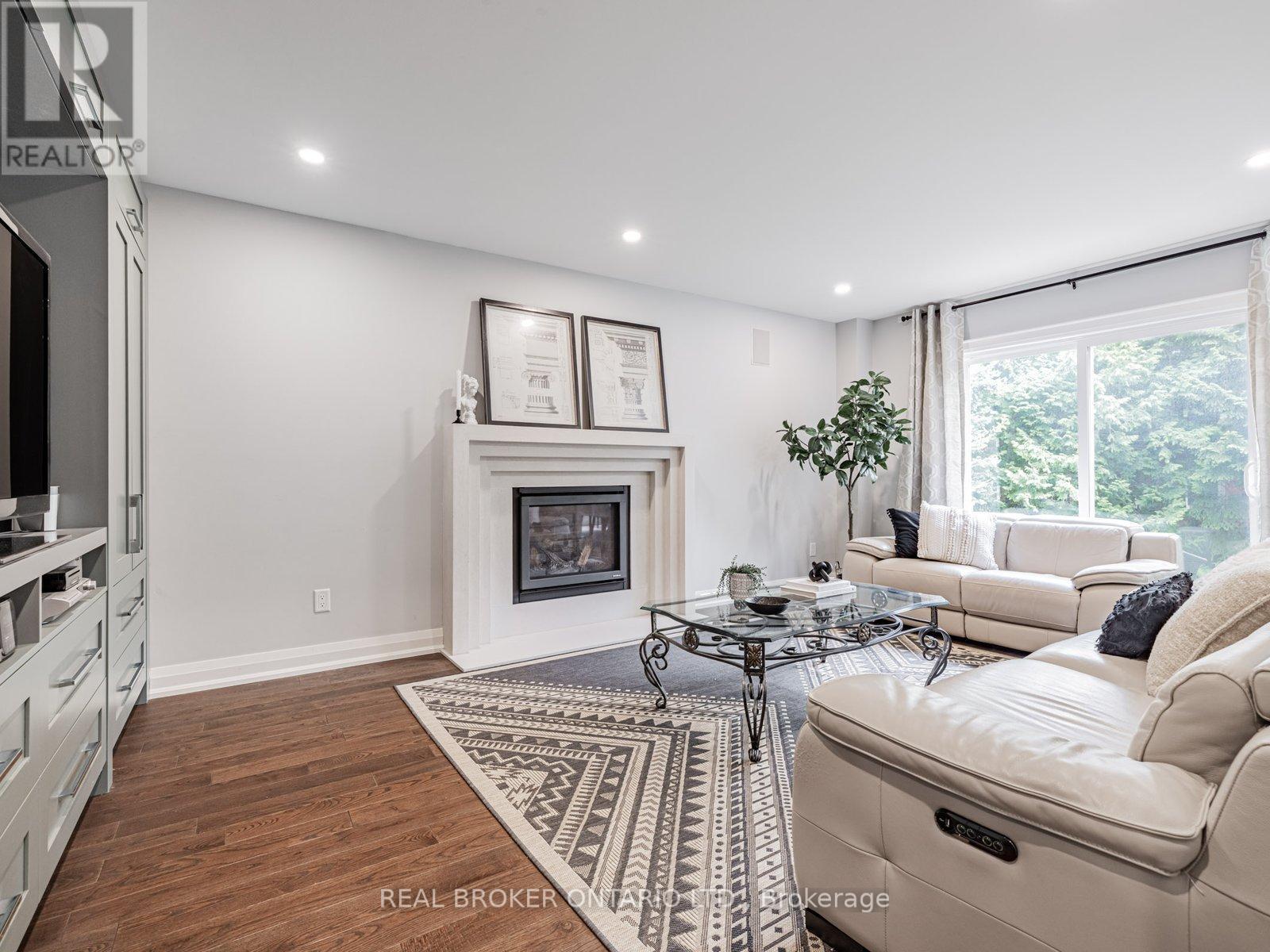 66 Harmony Hill Crescent, Richmond Hill, Ontario  L4C 8Z3 - Photo 8 - N12175037