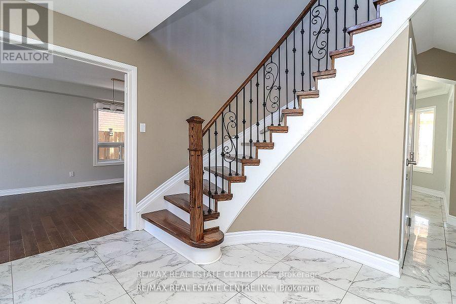 25 Meadowlark Road, Barrie, Ontario  L4M 6C8 - Photo 2 - S12177449