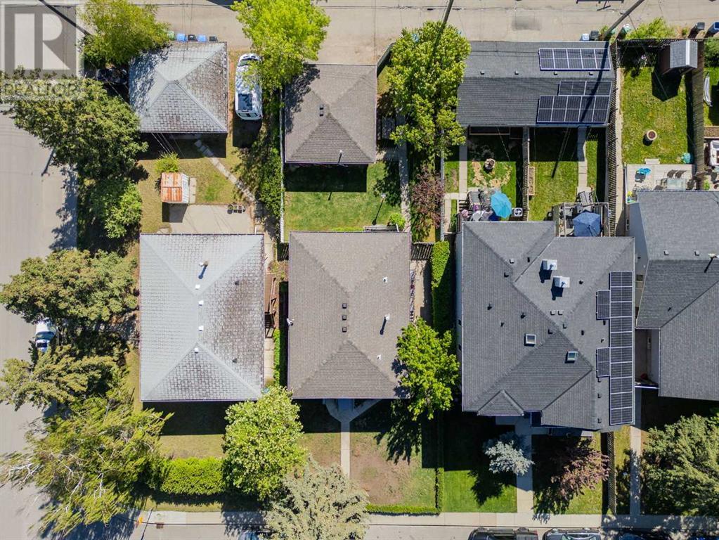 Property at 1604 43 Street SW image 5