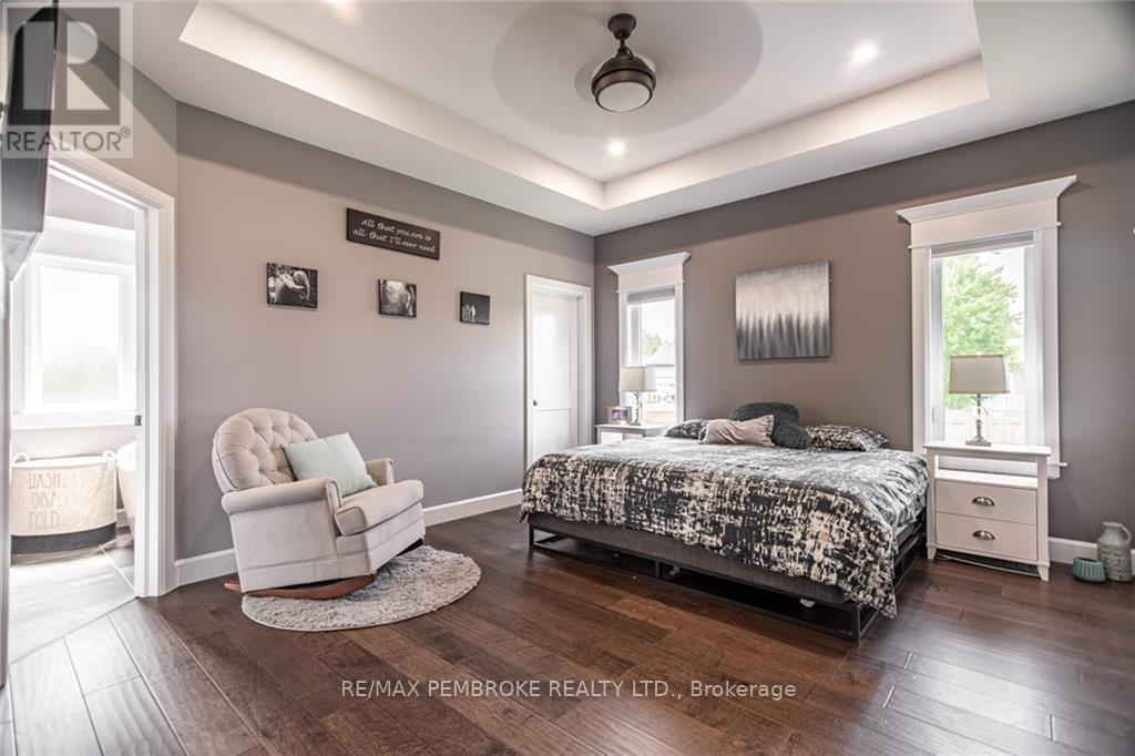 370 Murphy Road, Petawawa, Ontario  K8H 2W8 - Photo 10 - X12184475