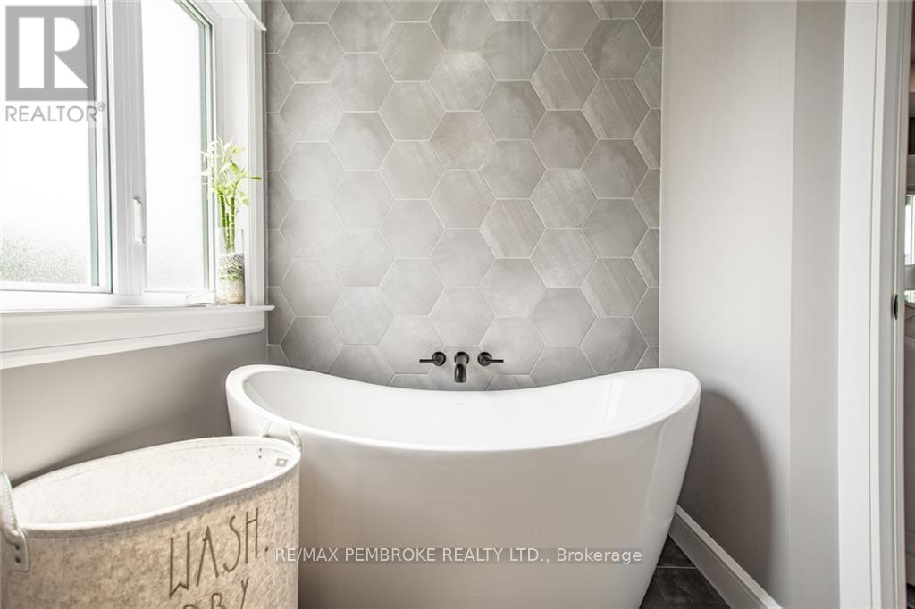 370 Murphy Road, Petawawa, Ontario  K8H 2W8 - Photo 12 - X12184475