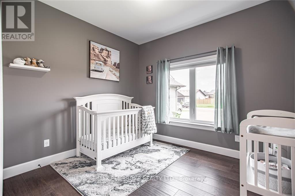 370 Murphy Road, Petawawa, Ontario  K8H 2W8 - Photo 14 - X12184475