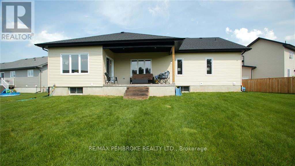 370 Murphy Road, Petawawa, Ontario  K8H 2W8 - Photo 2 - X12184475