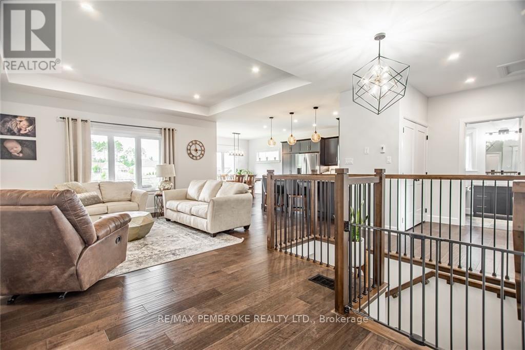 370 Murphy Road, Petawawa, Ontario  K8H 2W8 - Photo 4 - X12184475