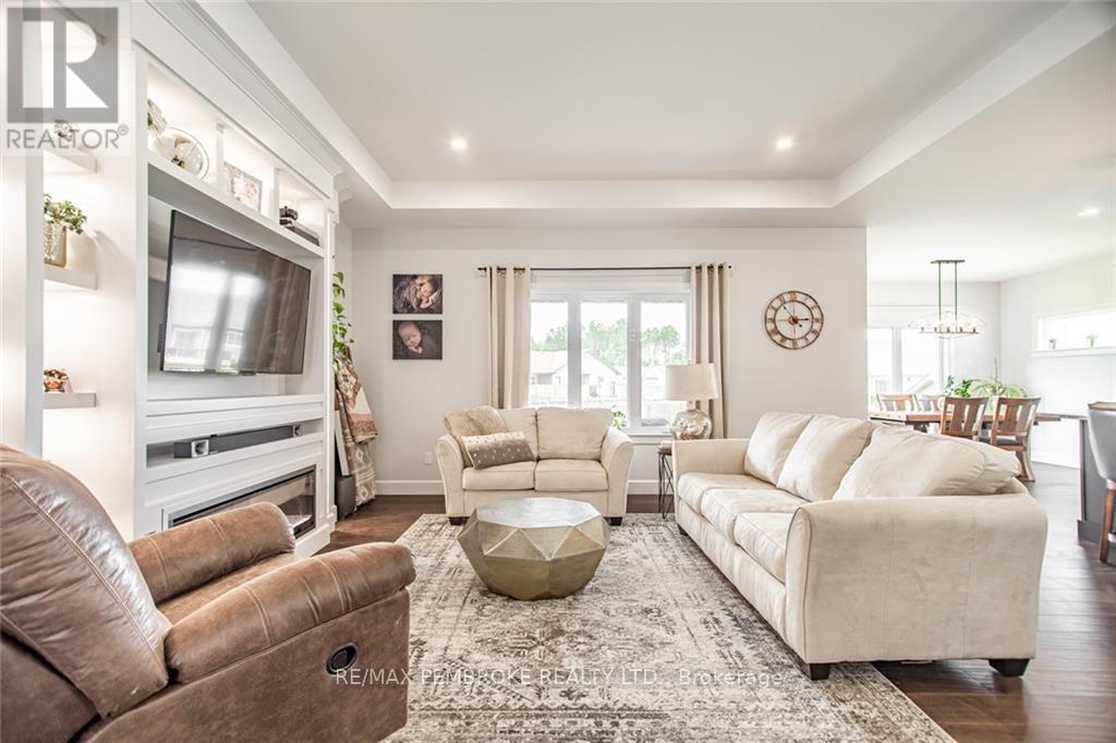 370 Murphy Road, Petawawa, Ontario  K8H 2W8 - Photo 5 - X12184475