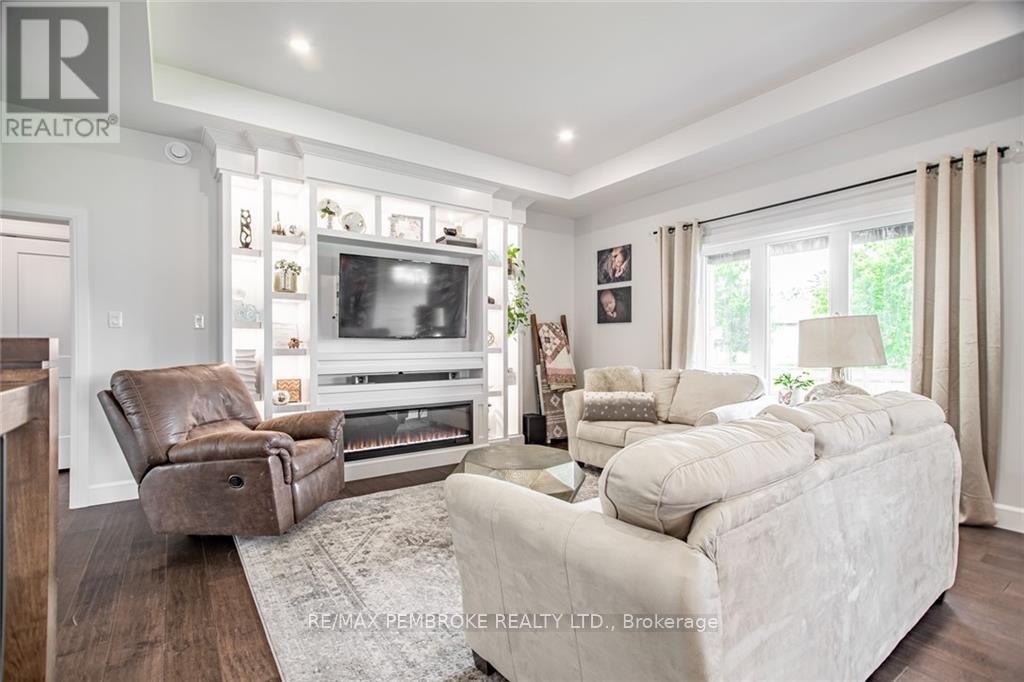 370 Murphy Road, Petawawa, Ontario  K8H 2W8 - Photo 6 - X12184475