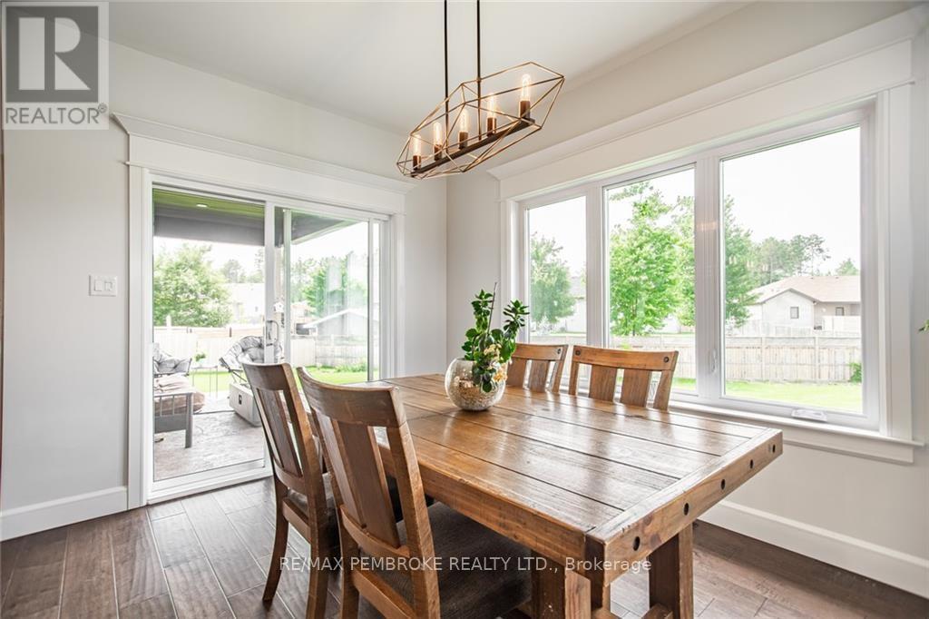 370 Murphy Road, Petawawa, Ontario  K8H 2W8 - Photo 9 - X12184475