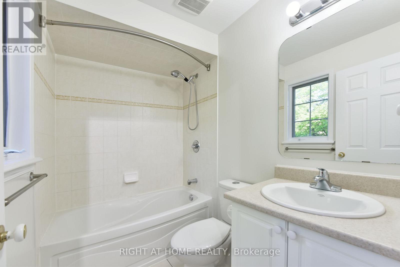 205 Gray Crescent, Ottawa, Ontario  K2K 3L8 - Photo 21 - X12184576
