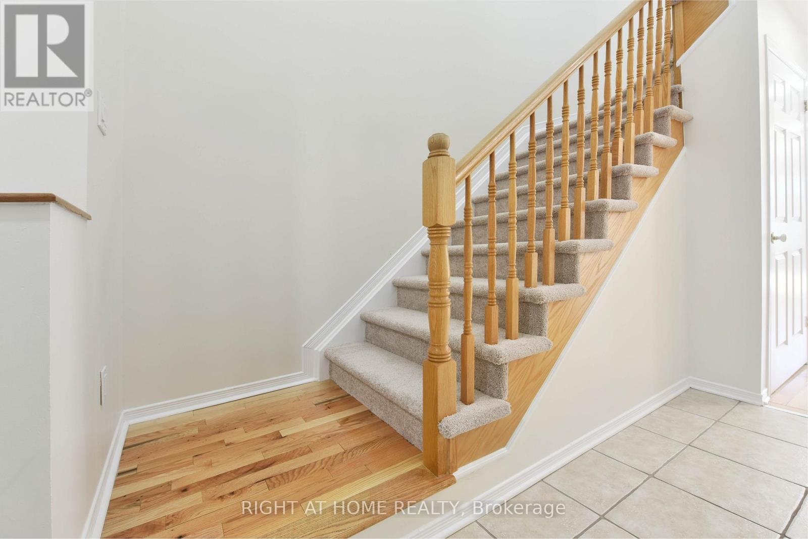 205 Gray Crescent, Ottawa, Ontario  K2K 3L8 - Photo 6 - X12184576