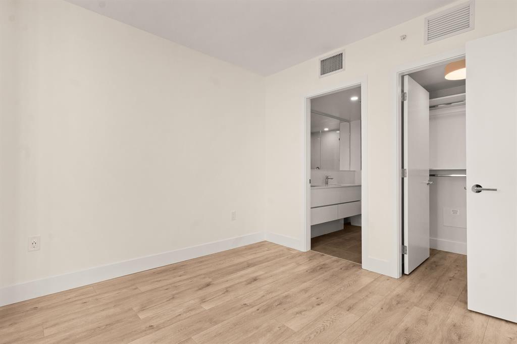 2502 10428 Whalley Blvd Boulevard, Surrey, British Columbia  V3T 1W6 - Photo 3 - R3008294
