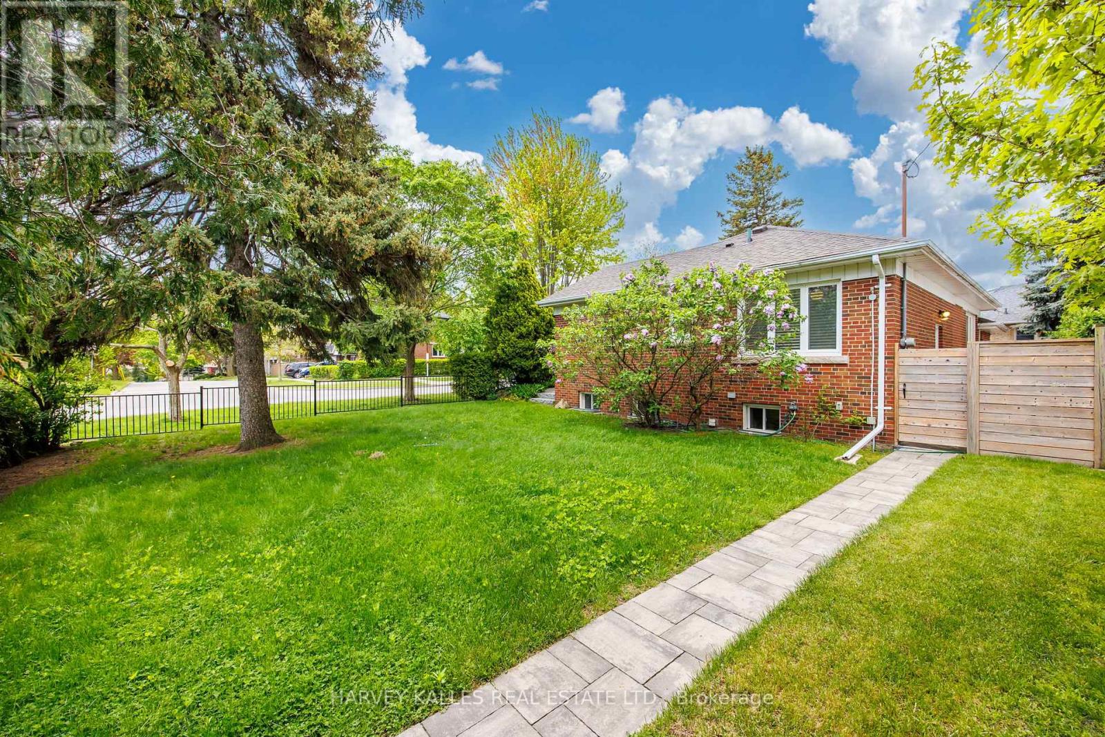 224 Berry Road, Toronto, Ontario  M8Y 1X6 - Photo 38 - W12184452