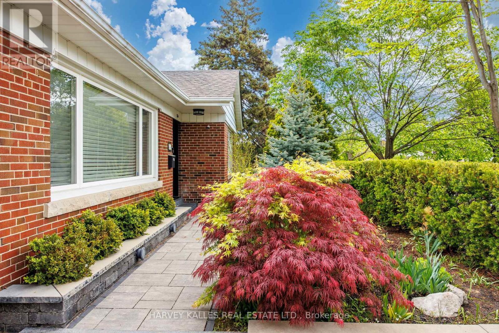 224 Berry Road, Toronto (Stonegate-Queensway), Ontario  M8Y 1X6 - Photo 4 - W12184452