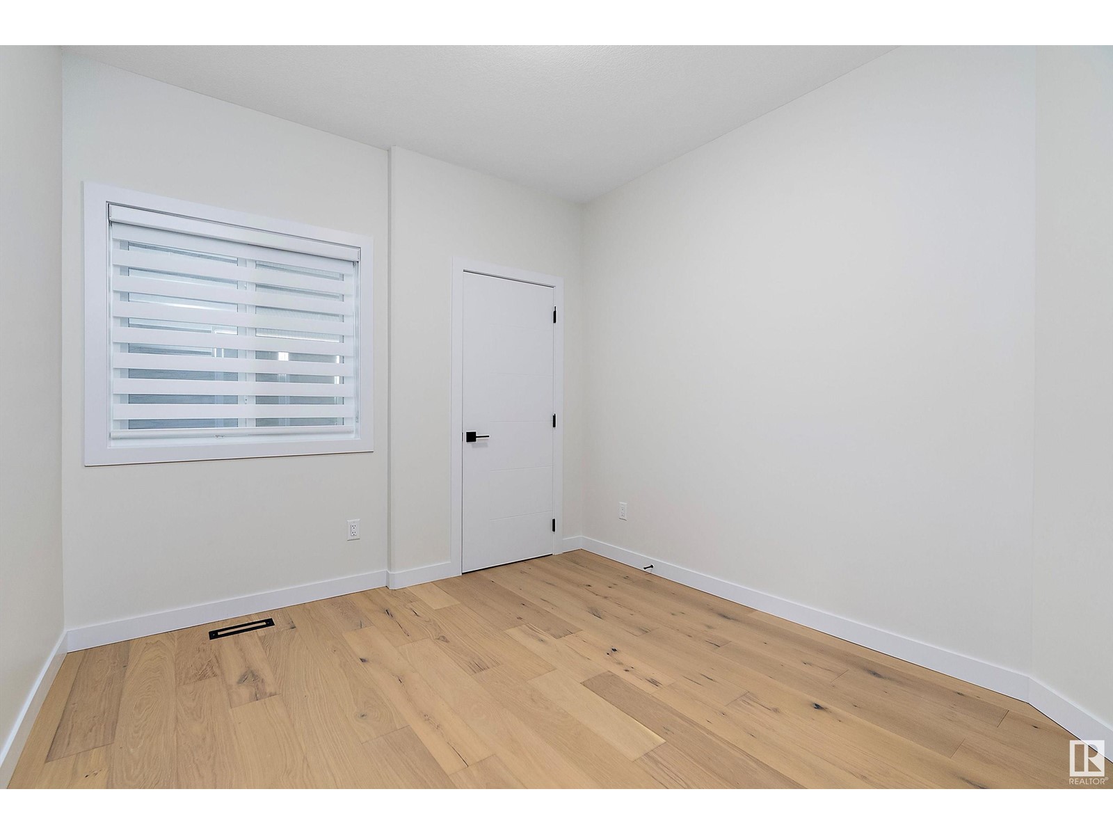 Property at 3203 158 ST SW image 4