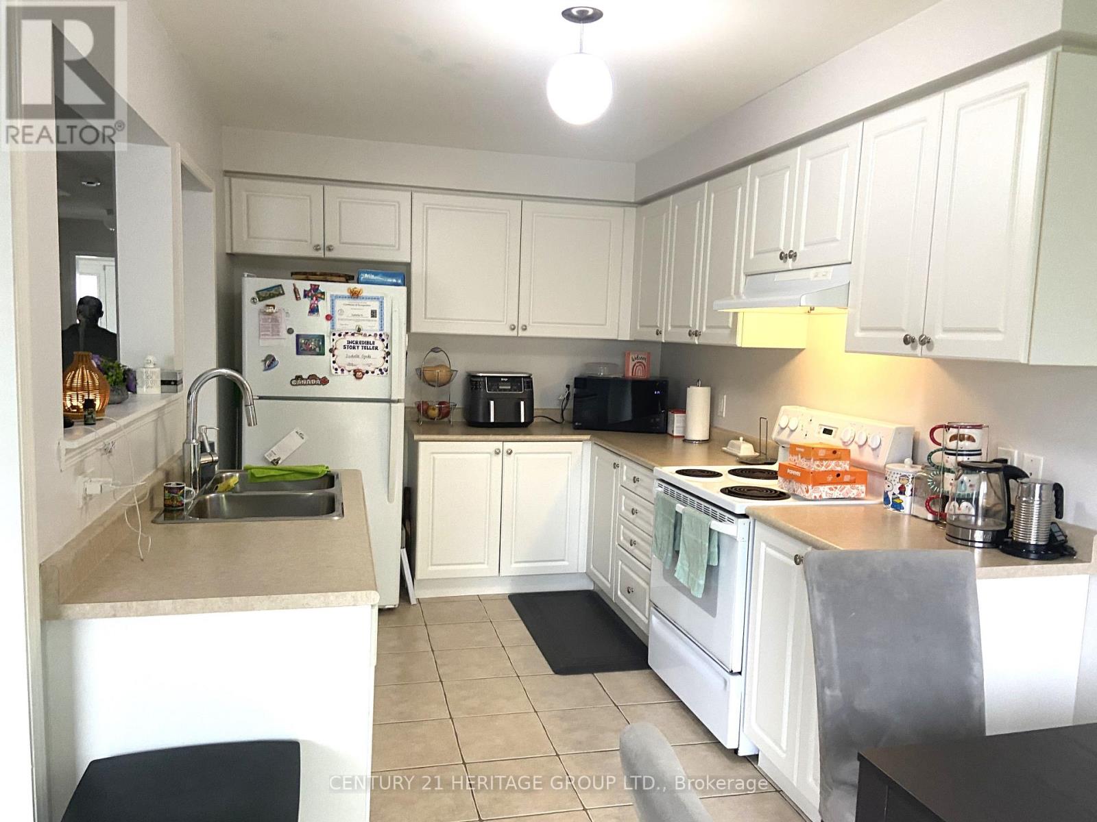 375 Langford Boulevard, Bradford West Gwillimbury (Bradford), Ontario  L3Z 0P7 - Photo 4 - N12184349