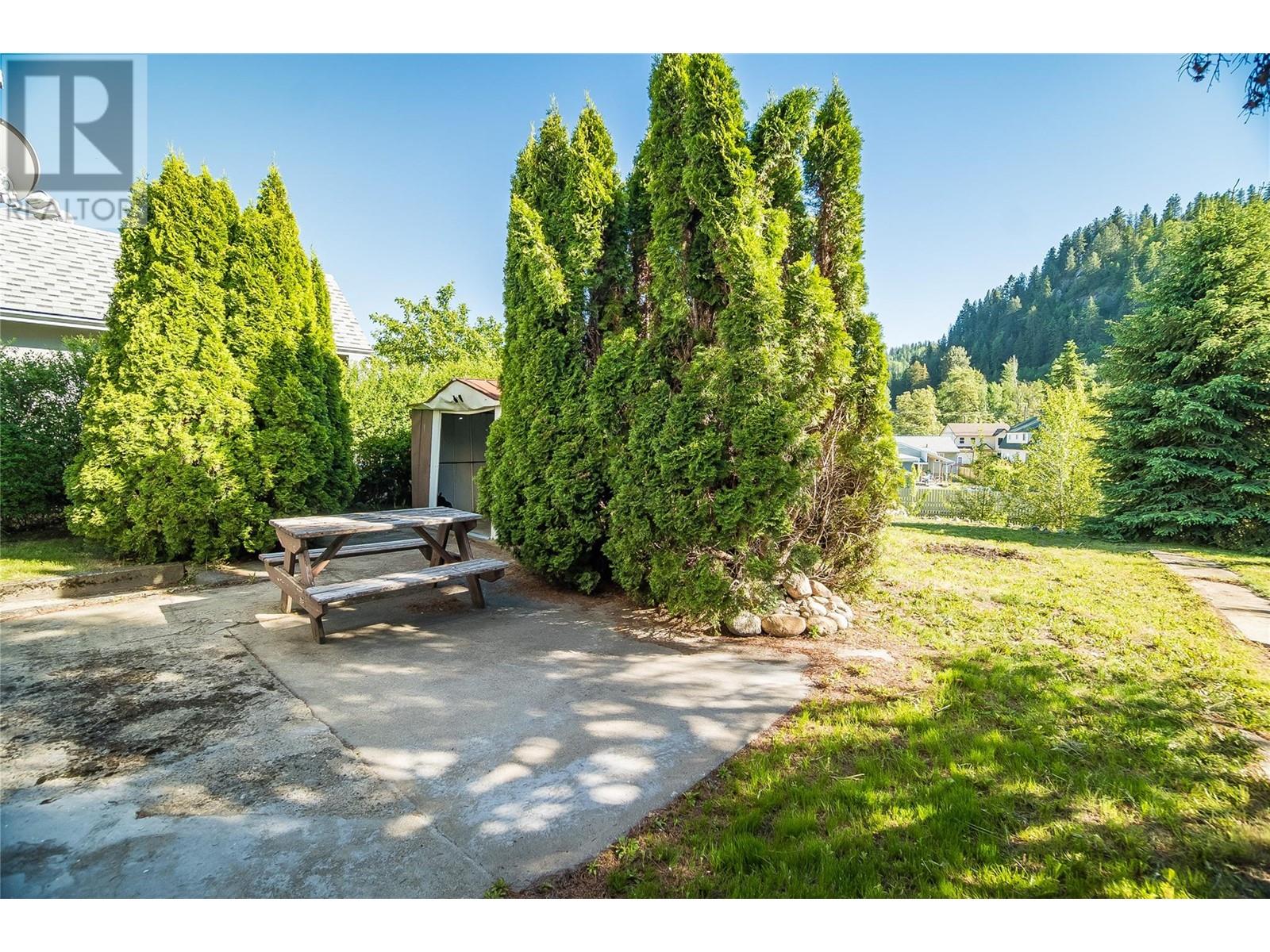 152 Columbia Avenue, Castlegar, BC V1N1A7