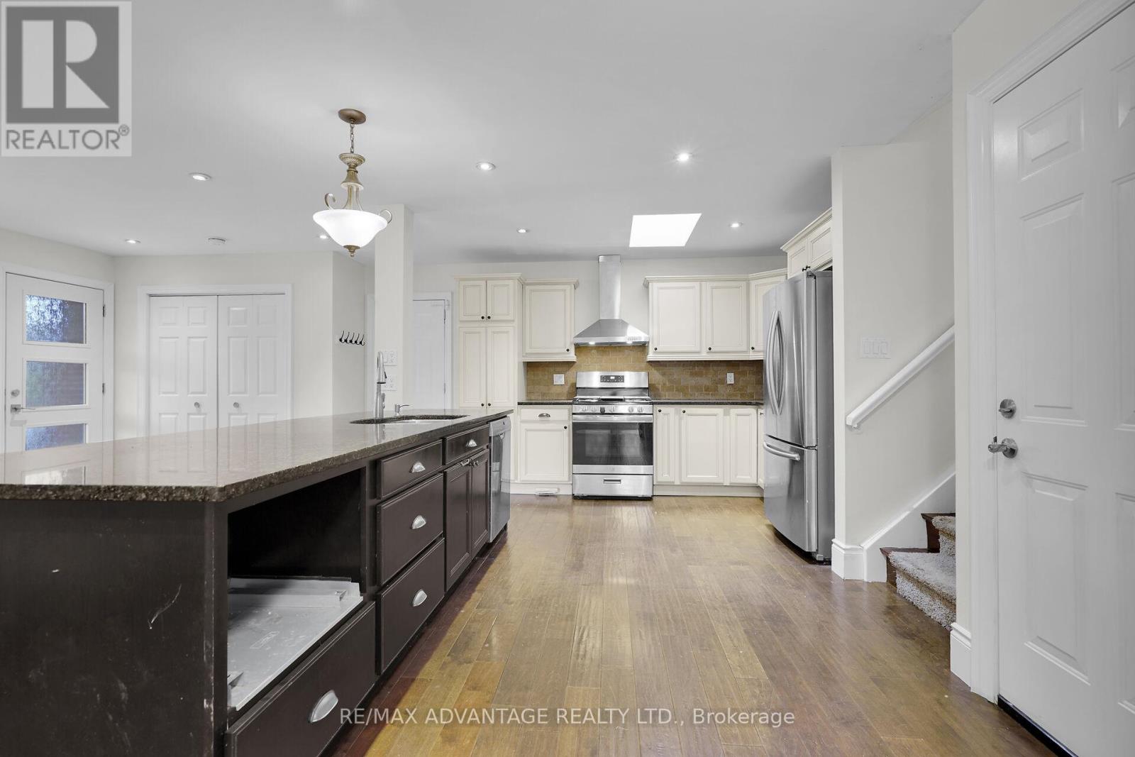 300 Briarhill Avenue, London East, Ontario  N5Y 1N8 - Photo 11 - X12184659