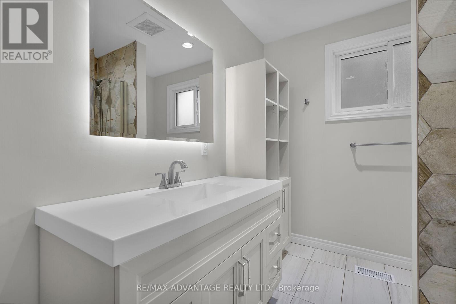 300 Briarhill Avenue, London East, Ontario  N5Y 1N8 - Photo 20 - X12184659