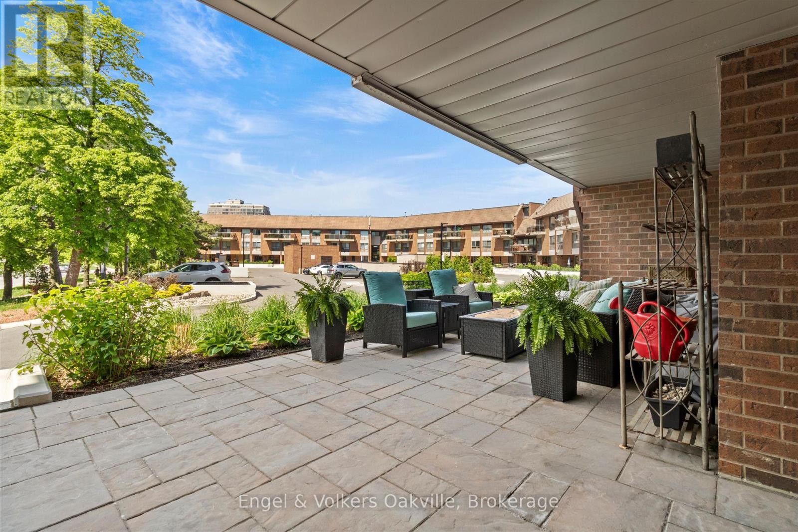 402 - 1000 Cedarglen Gate, Mississauga (Erindale), Ontario  L5C 3Z5 - Photo 2 - W12184681