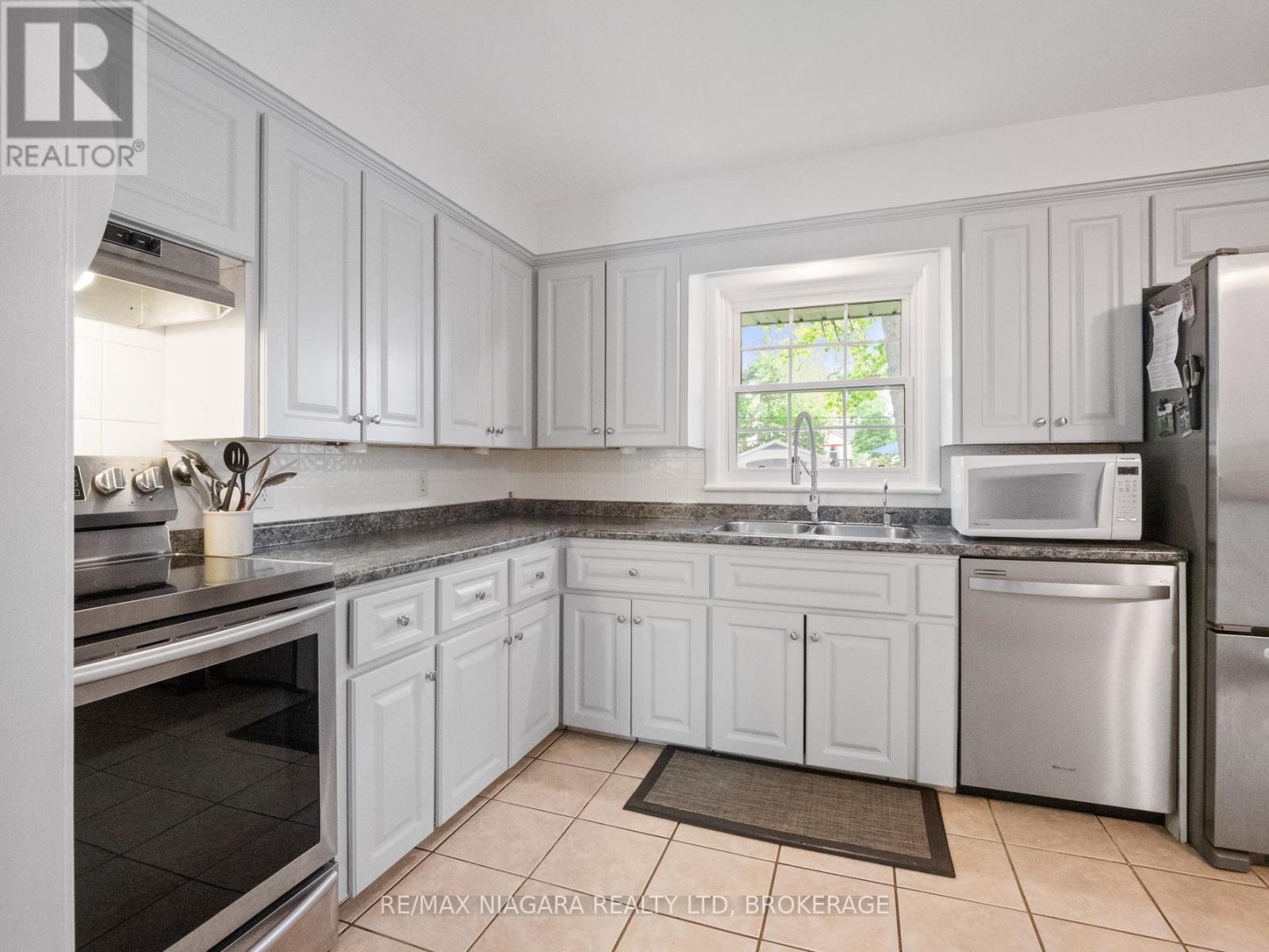 470 Glenwood Drive, Fort Erie, Ontario  L0S 1N0 - Photo 11 - X12184650