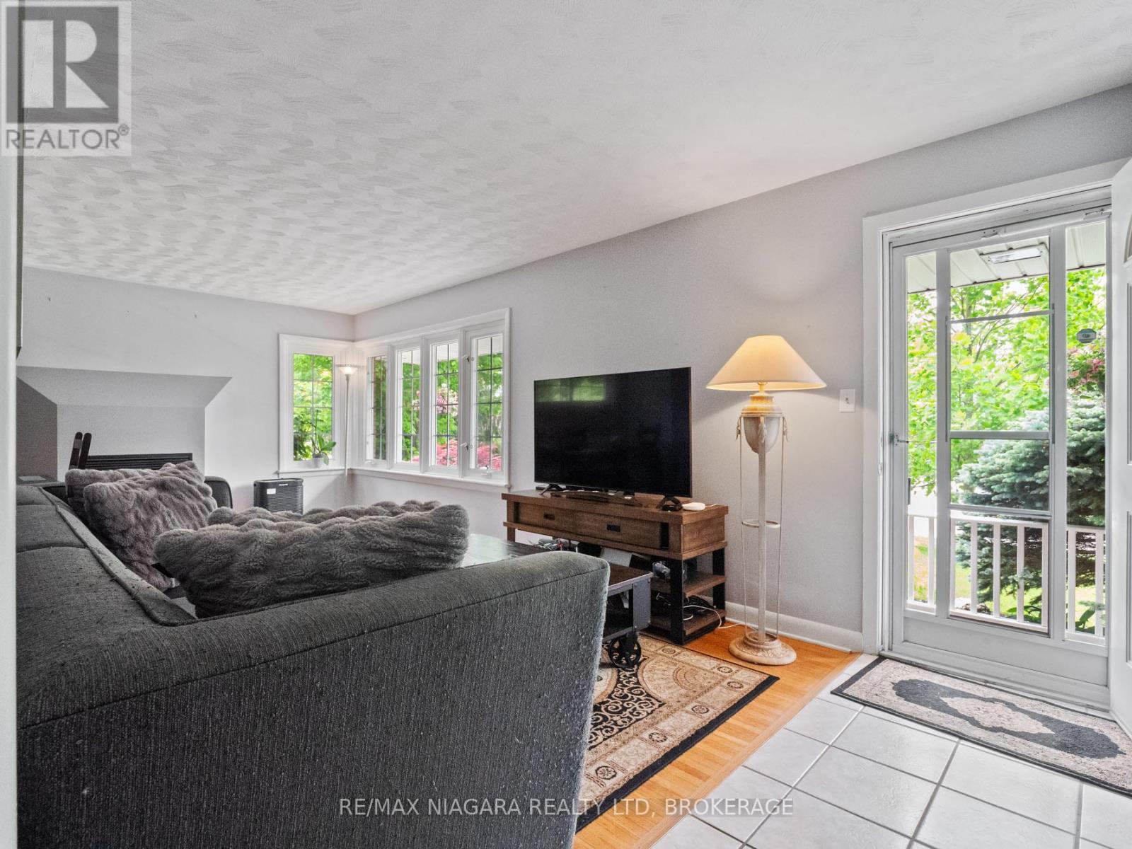 470 Glenwood Drive, Fort Erie, Ontario  L0S 1N0 - Photo 4 - X12184650