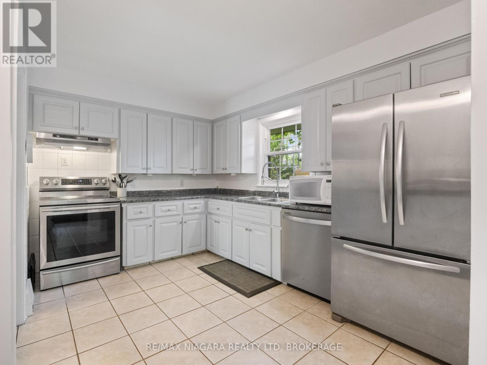 470 Glenwood Drive, Fort Erie, Ontario  L0S 1N0 - Photo 9 - X12184650