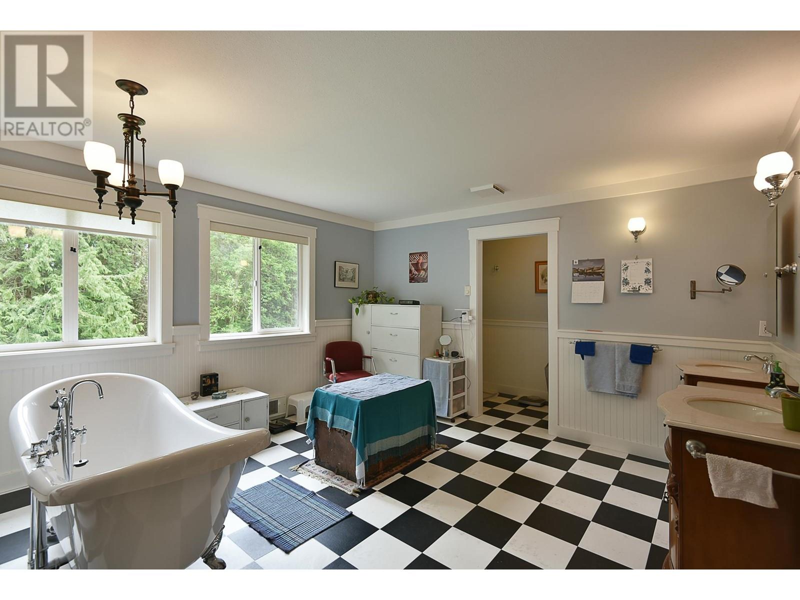 1377 Roberts Creek Road, Roberts Creek, British Columbia  V0N 2W1 - Photo 16 - R3009155