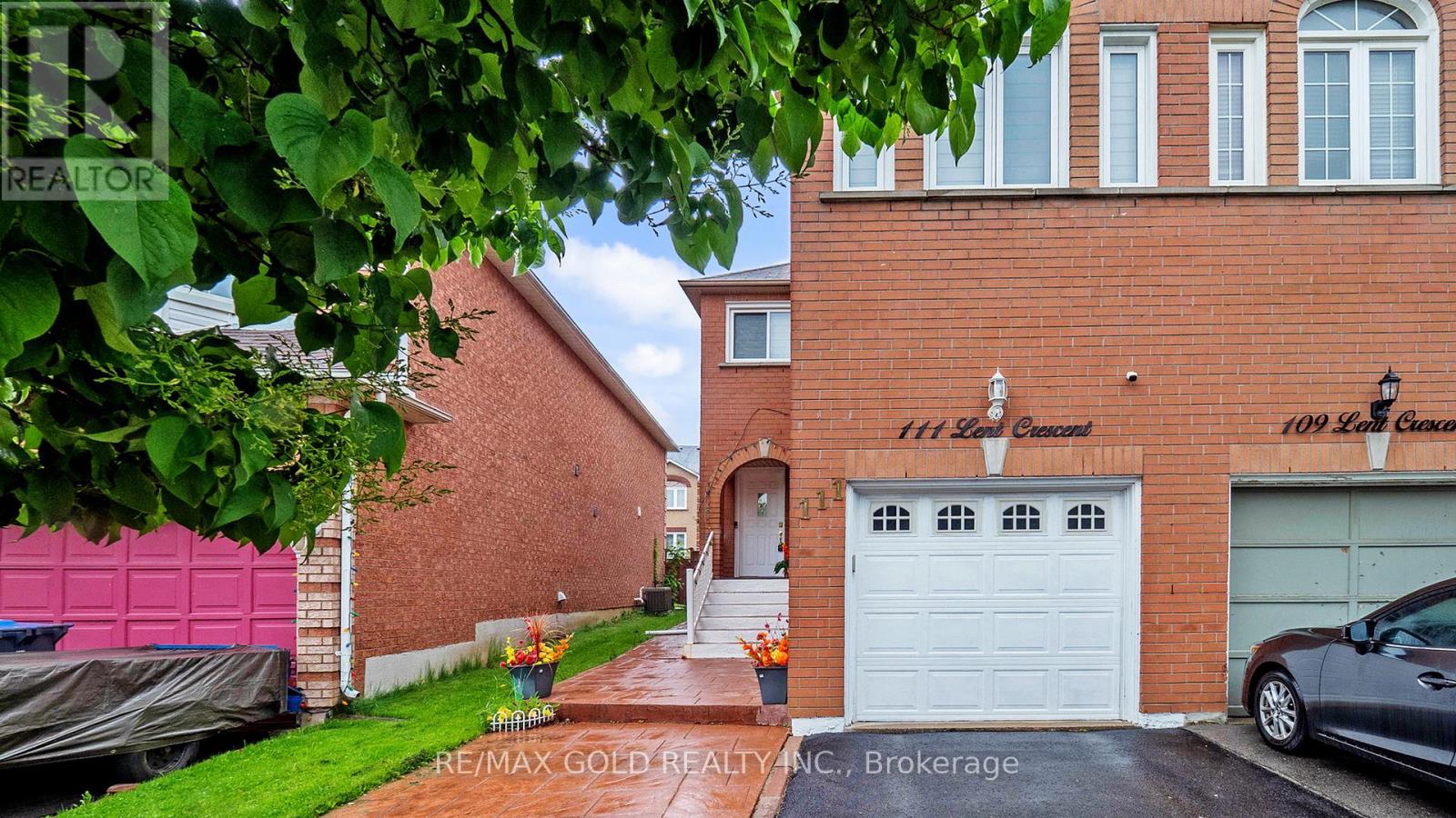 111 Lent Crescent, Brampton, Ontario  L6Y 4X7 - Photo 2 - W12184479